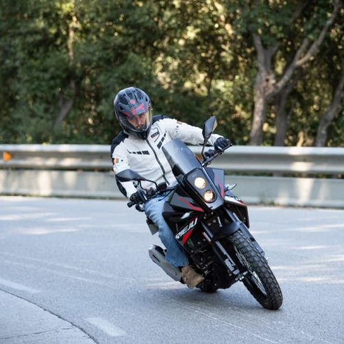 Rieju-9-Aventura-125-Concessionnaire-Freebikes-Visuel_